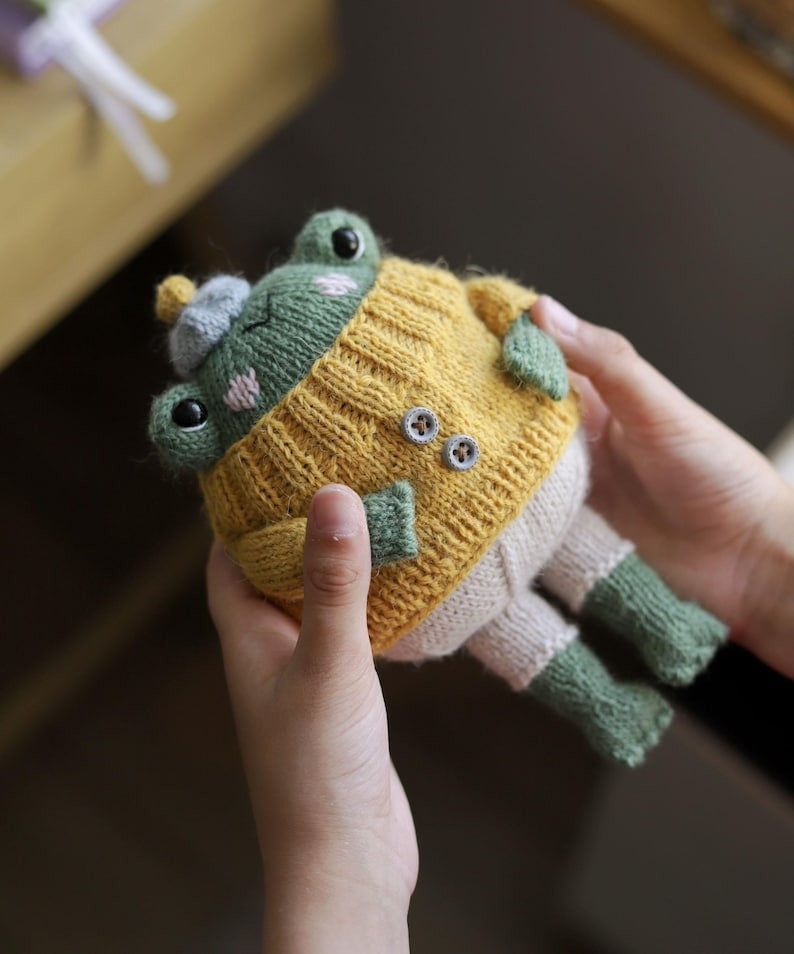 Froggie Friend Knitting Pattern
